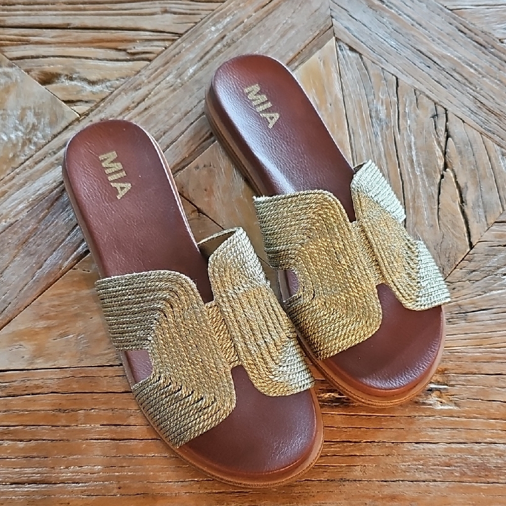 MIA woven  leather slip on flats sandals! 6.5
